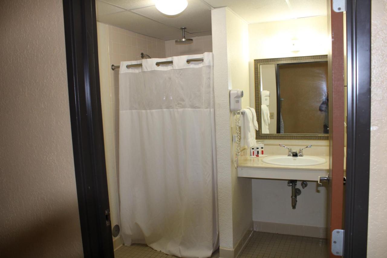 The Oasis Hotel & Bar Sheboygan Falls 外观 照片