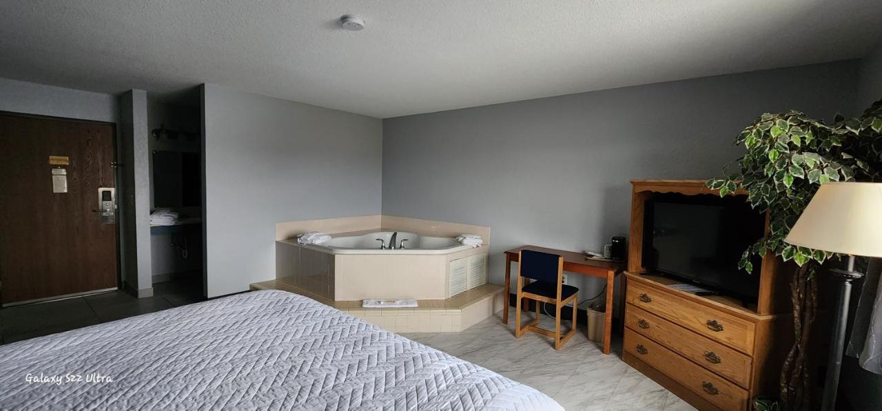 The Oasis Hotel & Bar Sheboygan Falls 外观 照片