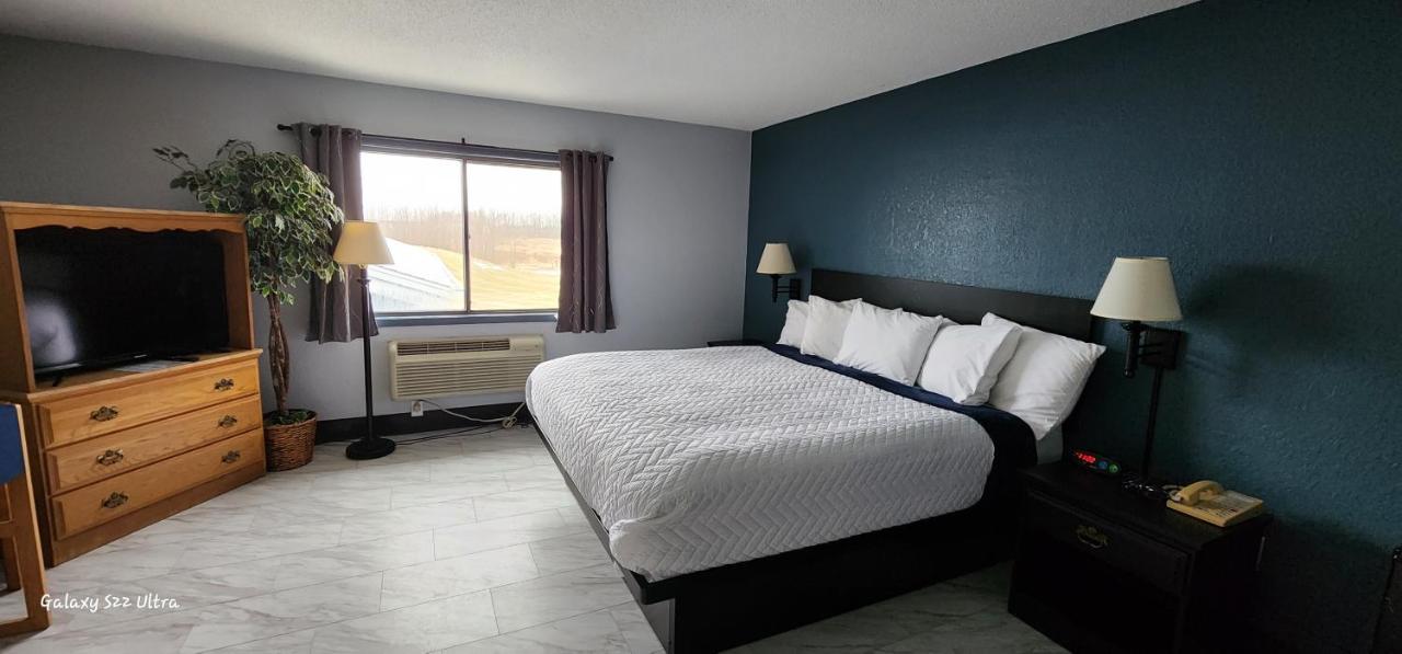 The Oasis Hotel & Bar Sheboygan Falls 外观 照片
