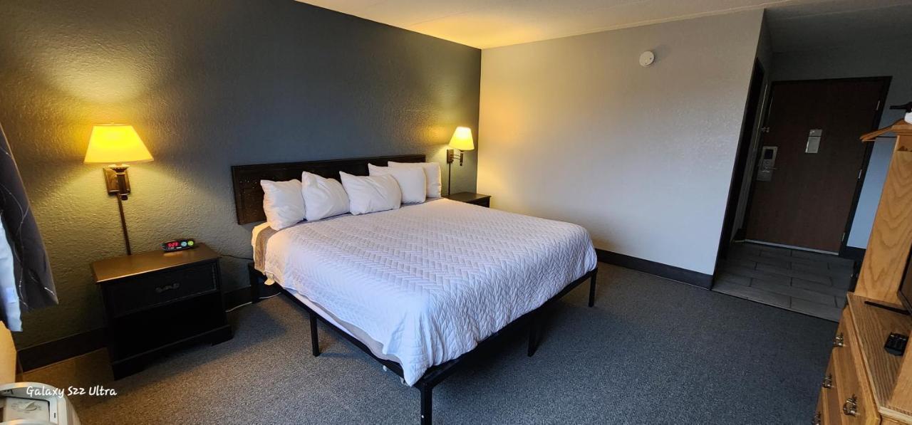 The Oasis Hotel & Bar Sheboygan Falls 外观 照片