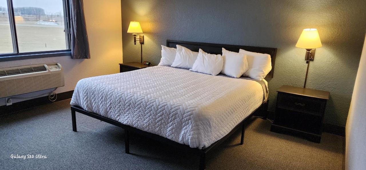 The Oasis Hotel & Bar Sheboygan Falls 外观 照片