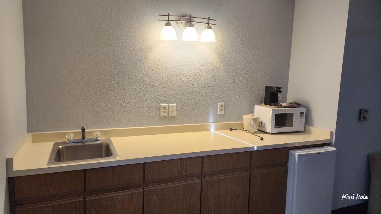 The Oasis Hotel & Bar Sheboygan Falls 外观 照片