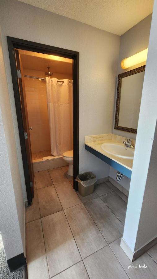 The Oasis Hotel & Bar Sheboygan Falls 外观 照片